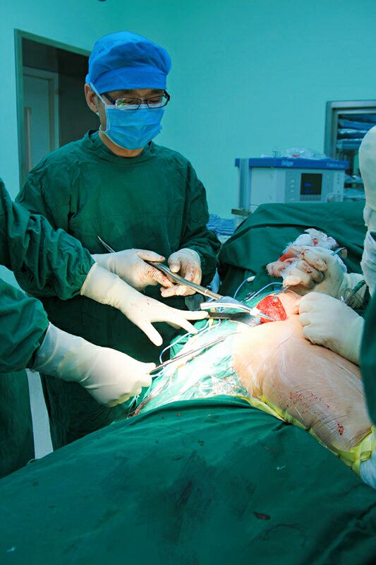 中医院成功为百岁老人实施股骨头置换手术